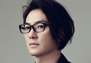 戴上与摘下 眼镜如何重塑我们的颜值与气质